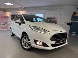 Vit Begagnad 2017 Ford Fiesta Titanium Halvkombi | 79 900 kr (Marknadspris)
