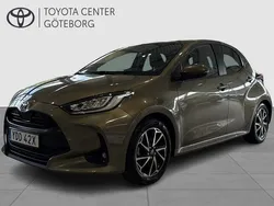 Grön Begagnad 2023 Toyota Yaris Hybrid Active Halvkombi | 234 900 kr (Marknadspris)