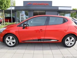Röd samma som bilen Begagnad 2015 Renault Clio IV Halvkombi | 94 900 kr (Marknadspris)