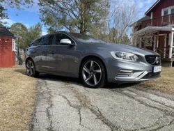 Grå Begagnad 2016 Volvo V60 R-Design Momentum Kombi | 180 000 kr (Lite dyr)