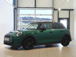 Grön Begagnad 2022 Mini Cooper Halvkombi | 254 900 kr (Marknadspris)
