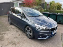 Grå Begagnad 2015 BMW 218 Active Tourer Sport Line Minibuss | 130 000 kr (Marknadspris)