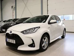 Vit Begagnad 2021 Toyota Yaris Hybrid Active Halvkombi | 194 800 kr (Marknadspris)