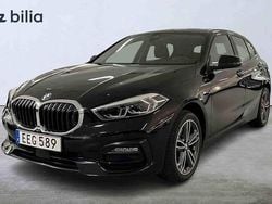 Svart Begagnad 2022 BMW 118 Halvkombi | 254 900 kr (Bra pris)
