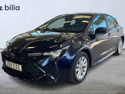 Mörkblå Begagnad 2024 Toyota Corolla Hybrid Active Halvkombi | 299 900 kr (Marknadspris)