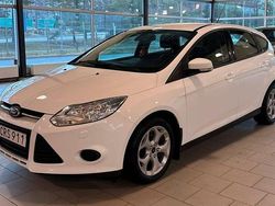 Vit Begagnad 2014 Ford Focus Halvkombi | 54 900 kr (Marknadspris)