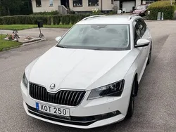 Vit Begagnad 2018 Skoda Superb Business Line Kombi | 230 000 kr (Marknadspris)