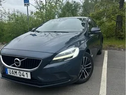 Blå Begagnad 2017 Volvo V40 Momentum Kombi | 158 000 kr (Marknadspris)