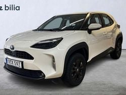 Flerfärgad (vit) Begagnad 2022 Toyota Yaris Hybrid Active SUV | 239 900 kr (Bra pris)