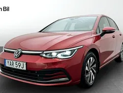 Mörkröd (kings red metallic) Begagnad 2023 VW Golf VIII Style Halvkombi | 349 900 kr (Marknadspris)