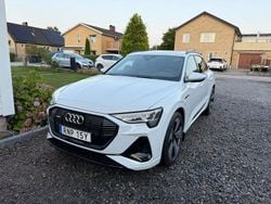 Vit metallic Begagnad 2021 Audi e-tron SUV | 369 000 kr (Lite dyr)
