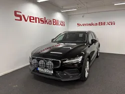 Svart Begagnad 2022 Volvo V60 CC Momentum Kombi | 284 000 kr (Marknadspris)