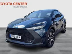 Mörkgrå Ny 2025 Toyota C-HR Style SUV | 391 500 kr (Marknadspris)