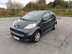 Grå Begagnad 2009 Peugeot 107 Halvkombi | 26 900 kr (Marknadspris)