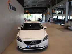 Vit Begagnad 2016 Volvo V40 Momentum Kombi | 154 000 kr (Marknadspris)