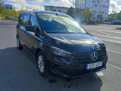 Svart Begagnad 2024 Mercedes T180 Minibuss | 299 000 kr