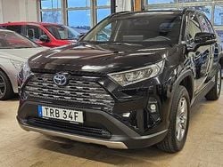 Svart Ny 2025 Toyota RAV4 Hybrid SUV | 429 900 kr (Superpris)