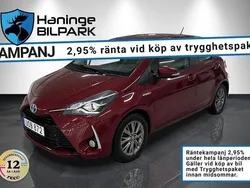 Röd Begagnad 2017 Toyota Yaris Hybrid Halvkombi | 149 900 kr (Marknadspris)