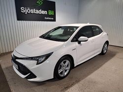 Vit Begagnad 2021 Toyota Corolla Hybrid Active Halvkombi | 223 900 kr (Marknadspris)
