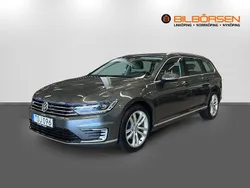Mörkgrå Begagnad 2016 VW Passat GTE Kombi | 209 900 kr (Marknadspris)