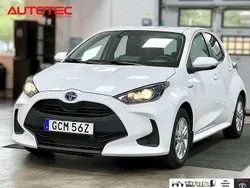 Vit Begagnad 2020 Toyota Yaris Hybrid Halvkombi | 207 900 kr (Marknadspris)