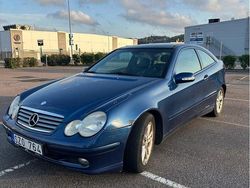 Blå Begagnad 2002 Mercedes C230 Sportkupé | 28 999 kr