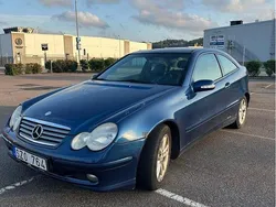 Blå Begagnad 2002 Mercedes C230 Sportkupé | 28 999 kr