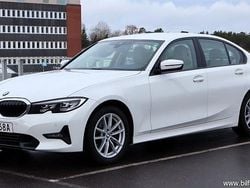 Vit samma som bilen Begagnad 2020 BMW 320 Sport Line Sedan | 309 500 kr (Marknadspris)