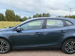 Blå Begagnad 2018 Volvo V40 Kombi | 158 000 kr (Marknadspris)