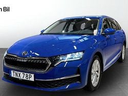 Blå Begagnad 2025 Skoda Octavia Selection Kombi | 309 900 kr (Marknadspris)