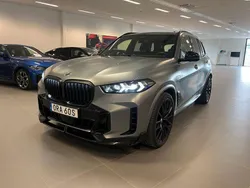 Grå (frozen pure grey metallic) Begagnad 2024 BMW X5 Comfort Edition SUV | 1 159 900 kr (Marknadspris)