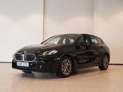 Svart Begagnad 2025 BMW 120 Shadowline Halvkombi | 349 900 kr