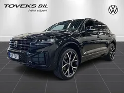 Svart (grenadilla black metallic) Ny 2025 VW Touareg R-line SUV | 979 900 kr (Marknadspris)