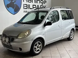 Grå Begagnad 2000 Toyota Yaris Verso Minibuss | 49 500 kr
