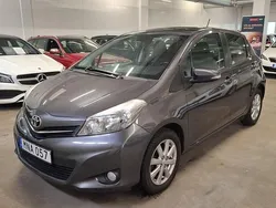 Mörkgrå (grå) Begagnad 2012 Toyota Yaris Active Halvkombi | 69 999 kr (Marknadspris)