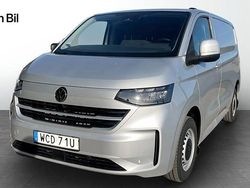 Ljusgrå (light grey metallic) Ny 2025 VW T6.1 Van | 608 250 kr (Marknadspris)