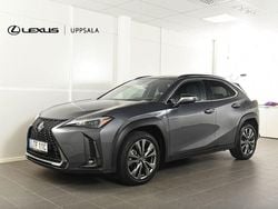 Grå (grå metallic) Begagnad 2023 Lexus UX 250h Sport Design Packet SUV | 328 900 kr (Marknadspris)