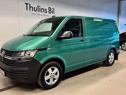 Mörkgrön (bay leaf green metallic) Begagnad 2022 VW T6.1 Van | 329 900 kr (Superpris)
