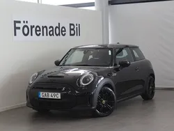 Svart ( midnight svart metallic) Begagnad 2022 Mini Cooper SE Halvkombi | 219 000 kr (Marknadspris)