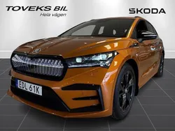 Orange (phoenix orange metallic) Begagnad 2024 Skoda Enyaq iV RS SUV | 549 900 kr (Marknadspris)