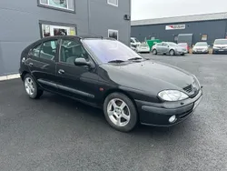 Svart Begagnad 2003 Renault Mégane II Authentique Halvkombi | 23 000 kr (Marknadspris)