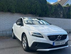 Vit Begagnad 2019 Volvo V40 CC Kombi | 129 500 kr (Marknadspris)