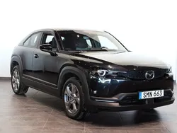 Svart Begagnad 2022 Mazda MX30 Sky SUV | 199 900 kr (Marknadspris)