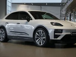 Ljusgrå Ny 2024 Porsche Macan Turbo SUV | 1 169 000 kr