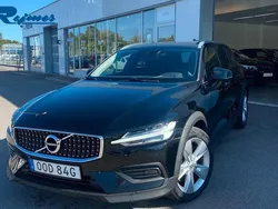 Svart Begagnad 2021 Volvo V60 CC Kombi | 329 900 kr (Marknadspris)