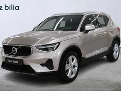 Ljusgrå Begagnad 2023 Volvo XC40 Core SUV | 337 000 kr (Marknadspris)