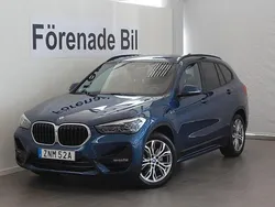 Blå (phytonic blå metallic ) Begagnad 2021 BMW X1 Sport Line SUV | 339 000 kr (Marknadspris)
