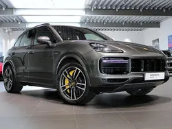 Mörkgrå (quarzite grey metallic) Begagnad 2021 Porsche Cayenne Turbo S SUV | 995 000 kr