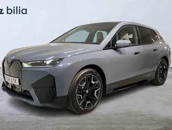 Grå Begagnad 2024 BMW iX Exclusive SUV | 648 600 kr (Marknadspris)