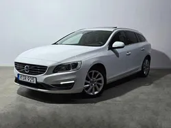 Vit Begagnad 2015 Volvo V60 Summum Kombi | 144 900 kr (Marknadspris)